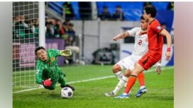 Kiper China Wang Dalei (kiri) menghentikan bola selama pertandingan Kualifikasi Piala Dunia 2026 antara China Vs timnas Indonesia di Qingdao, provinsi Shandong, pada Selasa 15 Oktober 2024.
© AFP