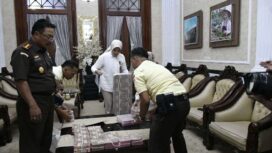 Kepala Kejaksaan Negeri Bondowoso Dzakiyul Fikri (Berdiri Kiri) Mengembalikan Dana Desa Miliaran Rupiah Dari Puluhan Kades