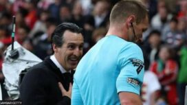 Emery mendekati Bramall saat dia meninggalkan lapangan di akhir pertandingan