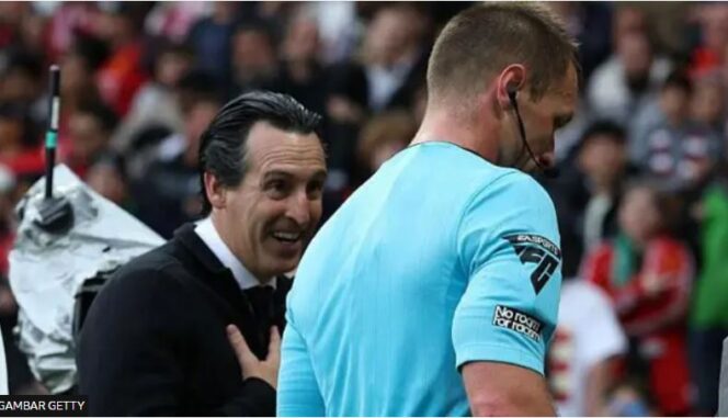 
					Emery mendekati Bramall saat dia meninggalkan lapangan di akhir pertandingan