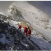 Gunung Everest bertambah tinggi satu meter