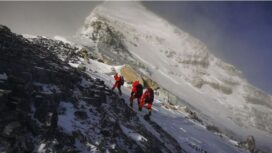 Gunung Everest bertambah tinggi satu meter