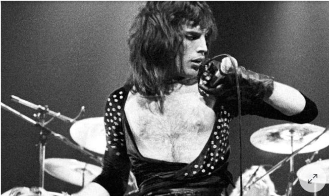
					Front man Queen Freddie Mercury tahun 1975 (Ist)