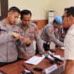 Wakapolres saat memeriksa senpi salah satu anggota