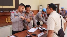 Wakapolres saat memeriksa senpi salah satu anggota