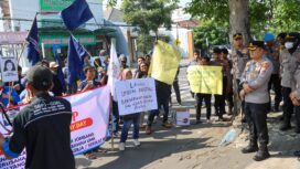 petugas saat pengamanan aksi buruh