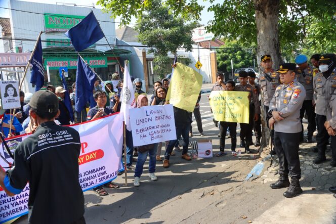 
					petugas saat pengamanan aksi buruh