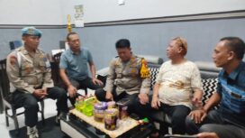 Kades Mojoduwur saat klarifikasi dengan Kapolsek Mojowarno