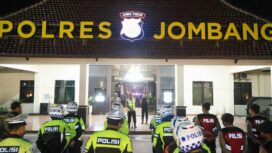 sejumlah petugas menggelar apel sebelum laksanakan patroli malam