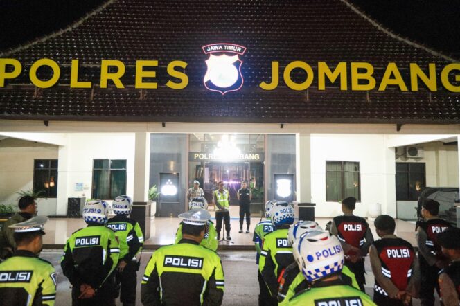 
					sejumlah petugas menggelar apel sebelum laksanakan patroli malam