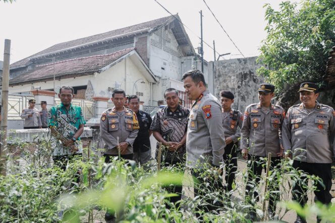 
					Kapolres saat lakukan peninjaun didampingi beberapa pejabat utama Polres Jombang