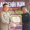 Kapolres Jombang menerima penghargaan 