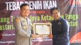 Kapolres Jombang menerima penghargaan 