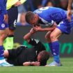 Wasit tergeletak Jamie Vardy tiup peluit