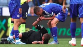 Wasit tergeletak Jamie Vardy tiup peluit
