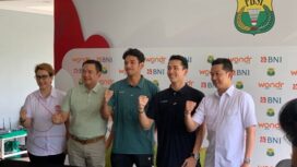 Dua pebulu tangkis tunggal putra Indonesia, Jonatan Christie dan Chico Aura Dwi Wardoyo (tengah) pada konferensi pers di pelatnas PBSI Cipayung, Jakarta Timur, Kamis (15/5/2025) (Foto: rri.co.id/Muhammad Rifqi Halim)