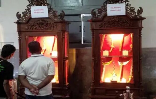 
					Dua keris berlapis emas PB VII Naga Sapta dan Singo Barong