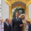 Presiden Prancis Emmanuel Macron dan istrinya, Brigitte, melanjutkan kunjungan mereka ke Vietnam dengan damai Foto: Ludovic Marin/AFP/Ge