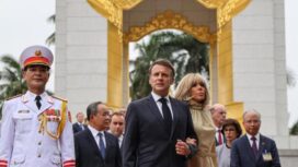 Presiden Prancis Emmanuel Macron dan istrinya, Brigitte, melanjutkan kunjungan mereka ke Vietnam dengan damai Foto: Ludovic Marin/AFP/Ge
