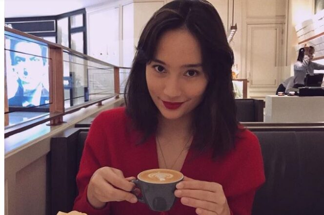 
					Tatjana Saphira suka ngopi  (Foto: @tatjanasaphira/Instagram)