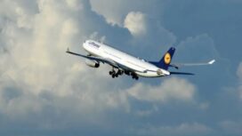 Pesawat tanpa kendali karena kopilot pingsan