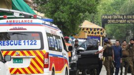 Petugas keamanan menutup jalan dekat lokasi setelah sebuah pesawat nirawak diduga ditembak jatuh di Lahore pada 8 Mei 2025. / Kredit: MURTAZ ALI/AFP/Getty