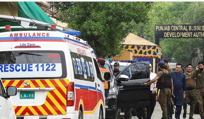 
					Petugas keamanan menutup jalan dekat lokasi setelah sebuah pesawat nirawak diduga ditembak jatuh di Lahore pada 8 Mei 2025. / Kredit: MURTAZ ALI/AFP/Getty