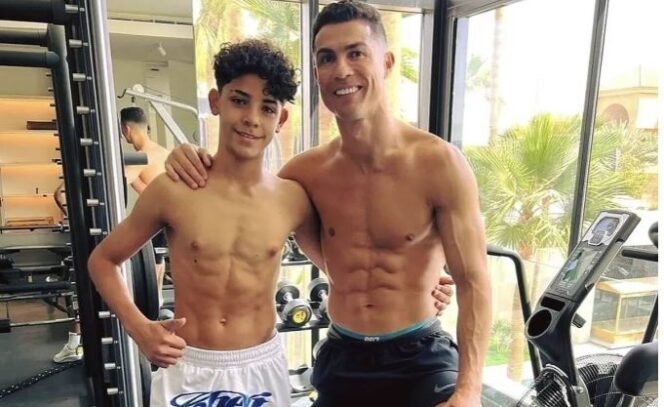 
					Cristiano Ronaldo dan putranya di gym
