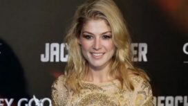 Artis cantik ini diminta buka baju