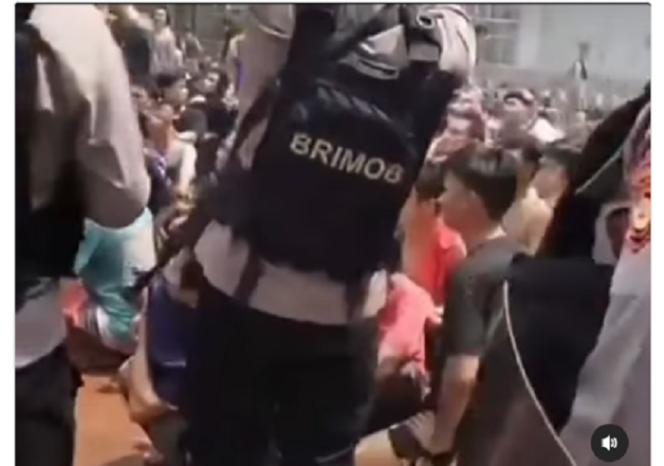 
					Petugas keamanan berhasil meredam kerusuhan yang terjadi di dalam Laps Kelas II Muara Beliti, Musi Rawas, pada saat Ustad Abdul Somad tengah memberikan siraman rohani, Kamis 8 April 2025, sekitar pukul 11.00 wib. Tangkap layar video Instagram@info.padek