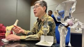 Dr. Lee Woo Guan, spesialis ortopedi (tulang), dengan subspesialisasi Adult Reconstructive Orthopaedic and Sports Surgery. Yang melakukan praktek di KPJ Kuching Specialist Hospital, Jalan Stutong, Kuching, Sarawak, Malaysia. Foto:   Istimewa