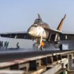 F/A-18 Super Hornet di geladak kapal induk Harry S Truman