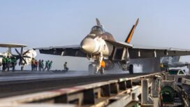 F/A-18 Super Hornet di geladak kapal induk Harry S Truman