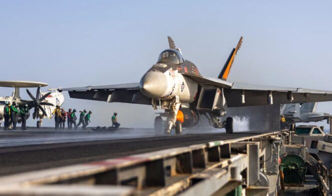 
					F/A-18 Super Hornet di geladak kapal induk Harry S Truman