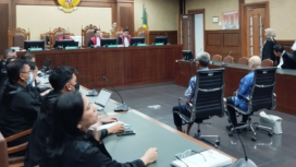 Mantan Dirut PT Taspen, Antonius NS Kosasih, menghadapi dakwaan Pengadilan Negeri Jakarta Pusat merugikan negara Rp 1 triliun, Selasa, 27 Mei 2025, Ia diadili karena melakukan investasi fiktif, serta menikmati hasil korupsi lewat pembelian properti dan kendaraan mewah. Foto: RRI.co.id/istimewa