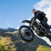 Cruise melakukan aksi sepeda motor dalam Mission: Impossible - Dead Reckoning, Bagian Satu (AP)
