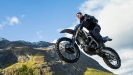Cruise melakukan aksi sepeda motor dalam Mission: Impossible - Dead Reckoning, Bagian Satu (AP)