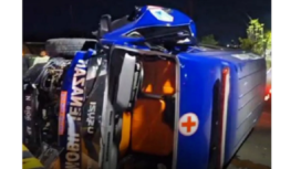 Sebuah ambulans mengangkut seorang jenazah bersama sopir dan empat pengantar dari Malang, terguling setelah menabrak pembatas jalan (separator) di ruas Jalan S. Parman, Kelurahan Sukosari, Kecamatan Kartoharjo, Kota Madiun, Jawa Timur, pada Senin malam, 26 Mei 2025. Instagram@madiun_info