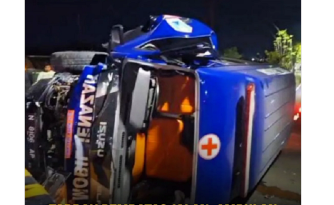 
					Sebuah ambulans mengangkut seorang jenazah bersama sopir dan empat pengantar dari Malang, terguling setelah menabrak pembatas jalan (separator) di ruas Jalan S. Parman, Kelurahan Sukosari, Kecamatan Kartoharjo, Kota Madiun, Jawa Timur, pada Senin malam, 26 Mei 2025. Instagram@madiun_info