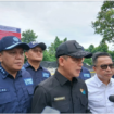 Menteri LH Hanif Faisol Nurofiq (ketiga kanan) saat memberikan keterangan pers terkait penyegelan perusahaan dua perusahaan pabrik pelebuhan baja/besi PT Power Steel Mandiri dan PT Power Steel Indonesia, akibat pencemar lingkungan di Kabupaten Tangerang, Banten. Foto: Antara.