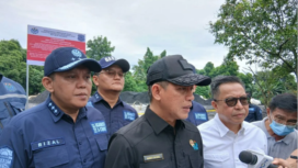 Menteri LH Hanif Faisol Nurofiq (ketiga kanan) saat memberikan keterangan pers terkait penyegelan perusahaan dua perusahaan pabrik pelebuhan baja/besi PT Power Steel Mandiri dan PT Power Steel Indonesia, akibat pencemar lingkungan di Kabupaten Tangerang, Banten. Foto: Antara.