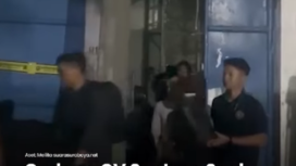 Tim Direskrim Polda Jatim melakukan penyitaan komputer dari gudang UD Sentosa Seal, dalam penggeledahan kasus  penahanan ijazah milik karyawan, Rabu-Kamis (15-16 Mei 2025). Tangkap layar video Instagram@suarasurabayamedia