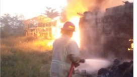 Kebakaran hebat melanda tempat usaha penggilingan plastik milik Syahril Nanda Subagyo (40) di Dusun Krajan, di Desa Curahmalang, Kecamatan Sumobito, Kabupaten Jombang, pada Kamis, 1 Mei 2025, sekitar pukul 04.00-04.42 WIB. Instagram@jombanginformania_