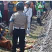 Polisi melakukan olah tempat kejadian perkara, kasus tewasnya pemuda asal Bangkalan di perlintasan kereta api bawah Fly over Jenggolo, Sidoajo, Rabu 28 Mei 2025. Kecelakaan terjadi, diduga akibat korban menerobos palang pintu, pada saat kereta sudah akan melintas. Instagram@wecarebangkalanmadura