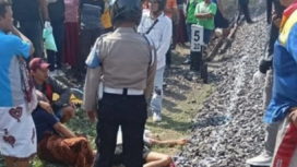 Polisi melakukan olah tempat kejadian perkara, kasus tewasnya pemuda asal Bangkalan di perlintasan kereta api bawah Fly over Jenggolo, Sidoajo, Rabu 28 Mei 2025. Kecelakaan terjadi, diduga akibat korban menerobos palang pintu, pada saat kereta sudah akan melintas. Instagram@wecarebangkalanmadura