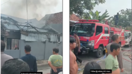 Petugas Damkar dari Pos Ngoro melakukan pemadaman di rumah keluarga Sri Bawati (53) di desa Mundusewu, kecamatan Bareng, Kabupaten Jombang. Tangkap layar video Instagram@jombanginformasi_