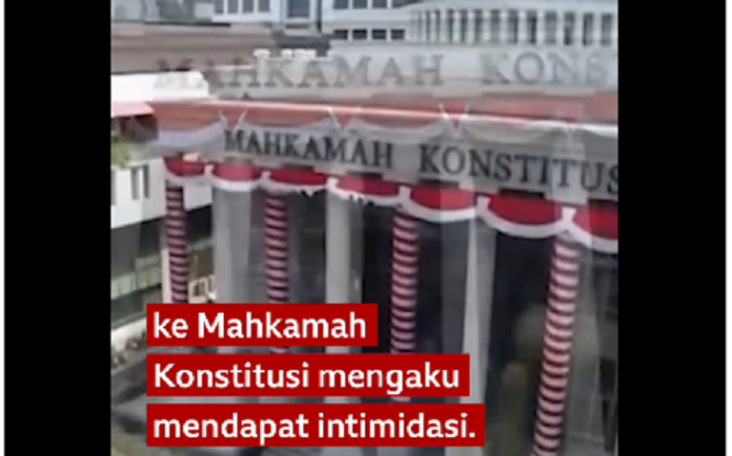 
					Mahkamah Konstitusi sudah melaksanakan persidangan permohoan gugatan uji materi soal UUTNI yang baru, sementara itu mahasiswa UI sebagai salah satu pemohon judicial review mengaku mendapat inidimidasi. Instagram@bbcindonesia