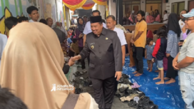 Bupati Jombang, H Warsubi menyaksikan langsung acara pembagian bantuan perlengkapan sekolah untuk 285 anak pelajar di  desa Kepatihan, Jombang bersumber dari Dana Desa (DD)  kegiatan ini sekitar Rp 46 juta . Tangkap layar video Instagram@jombanginformasi_