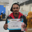 Seorang nelayan asal Kecamatan Muaragembong, Kabupaten Bekasi, Jawa Barat, menerima bantuan subsidi upah dari Pemkab Bekasi di Kantor Cabang Pembantu Bank Jabar Banten Sukatani. Foto: Antara