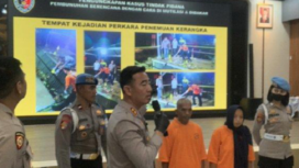 Kapolres Cianjur, Jawa Barat, AKBP Rohman Yongky Dilatha menggelar konferensi pers, tentang pengungkapan pembunuan dengan mutilasi. Korban ibu dan cucuk, pelakunya adalah anak kadung dibantu ayah terjadi di desa Cibanteng, kabupaten Cianjur, Jawa Barat. Foto: Dok/ Polres Cianjur